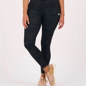Vuori Everyday Legging -Black Camo -Sz Large